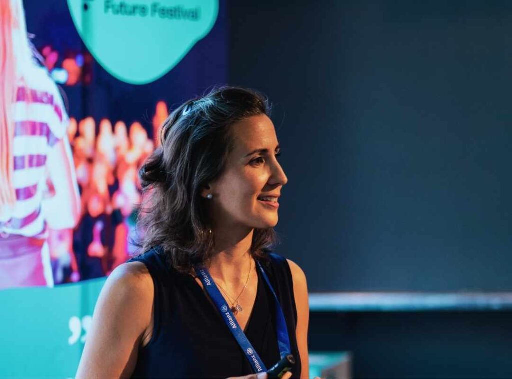 Andreia Fernandes giving a keynote on leadership, portfolio careers, and failure culture at an international conference.