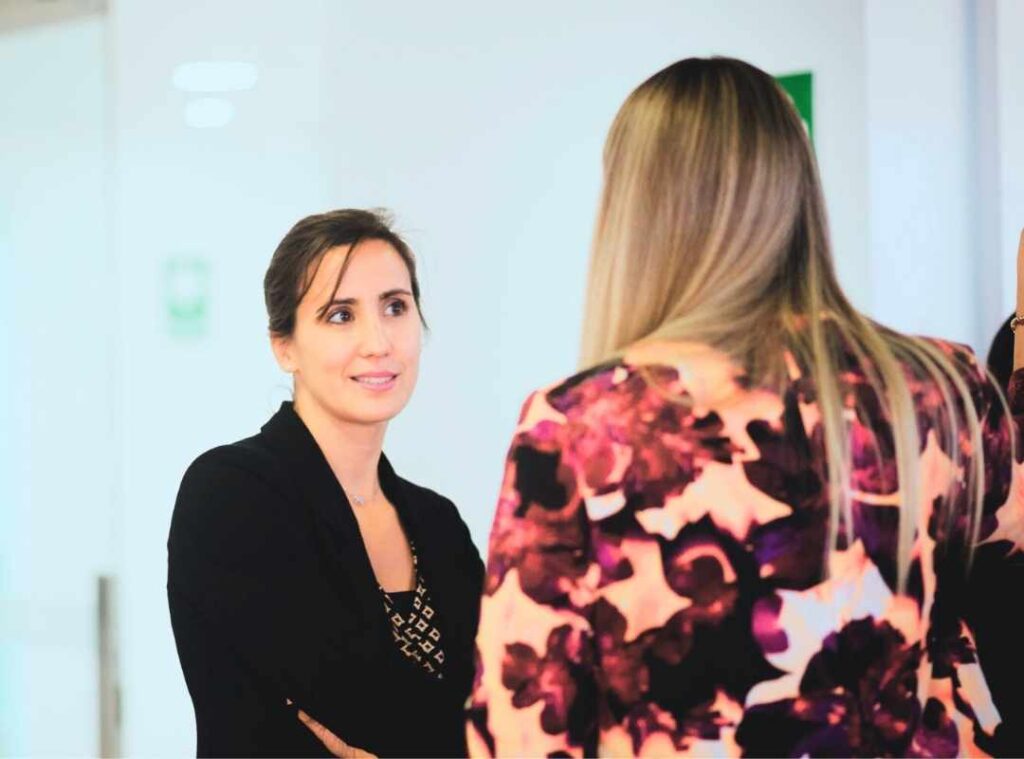 Andreia Fernandes engaging in a professional conversation about leadership, portfolio careers, and embracing failure culture.