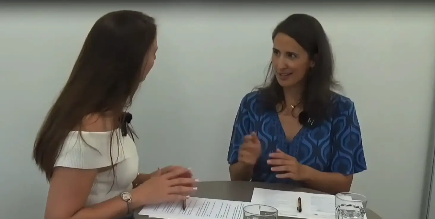 Andreia Fernandes and ANYA smiling together during the recording of the Happy2Be podcast, discussing portfolio careers and positive psychology.